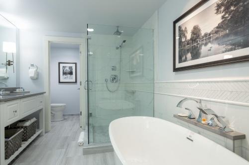 波士顿波士顿游艇天堂酒店的带浴缸和玻璃淋浴间的浴室。