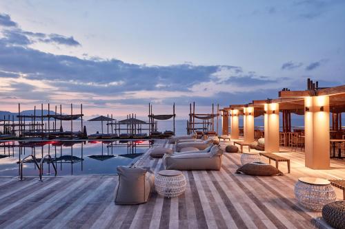 耶奥伊乌波利斯La Mer Resort & Spa - Adults Only的带家具的屋顶露台和黄昏游泳池