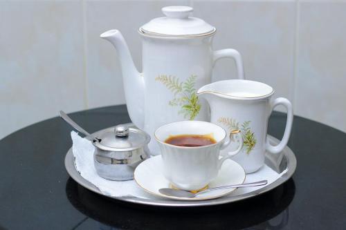 哈拉雷Unique Bed and Breakfast的茶盘,茶壶,茶杯