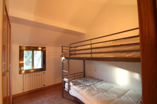 兰索尔Pont de Toneta 6,3 Atico Duplex, Ransol, Zona Grandvalira的一间卧室设有两张双层床和一扇窗户。