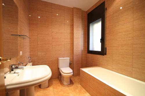 兰索尔Pont de Toneta 6,3 Atico Duplex, Ransol, Zona Grandvalira的带浴缸、卫生间和盥洗盆的浴室