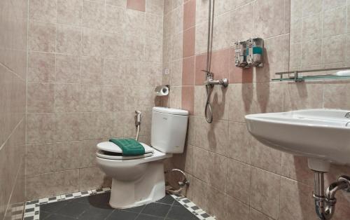 雅加达Twins Hotel的一间带卫生间和水槽的浴室