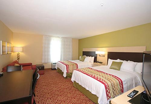 艾肯艾肯威士忌路万豪广场套房酒店的酒店客房配有两张床和一张书桌