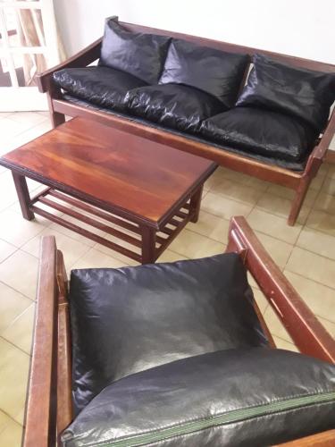 恩卡纳西翁AparWil的带沙发和咖啡桌的客厅