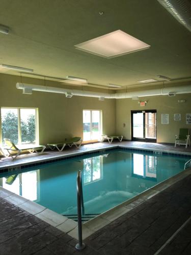 Countryview Inn & Suites内部或周边的泳池