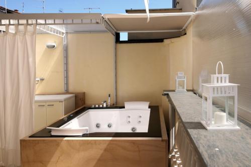 彼得拉桑塔Bonnes Vacances a Pietrasanta的带浴缸和盥洗盆的大浴室