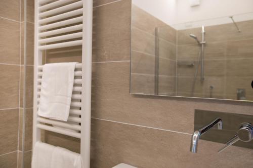 索托马里纳皮内塔酒店的一间带水槽和镜子的浴室