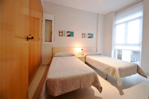 瓦伦西亚里尔码头出租公寓的小型客房 - 带2张床和窗户