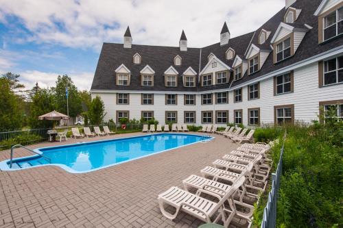 圣安娜德蒙Gîte du Mont-Albert - Sepaq的酒店拥有游泳池和躺椅