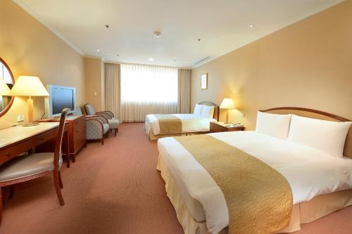 中坜中坜米堤大饭店的酒店客房配有两张床和一张书桌