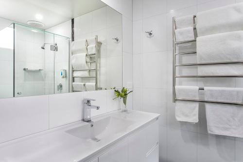 汉密尔顿汉密尔顿朗斯代尔汽车旅馆的浴室配有盥洗盆、镜子和毛巾