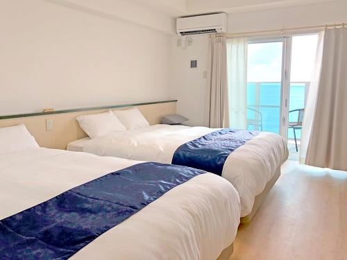 名户名户樱野之家酒店的酒店客房设有两张床和一个阳台。