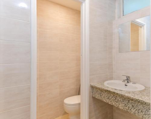 珀斯Platinum Motel的一间带卫生间和水槽的浴室