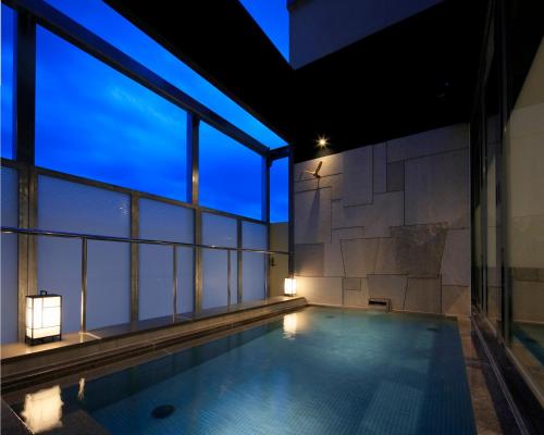 神户神户托尔路坎迪奥酒店的建筑物屋顶上的游泳池