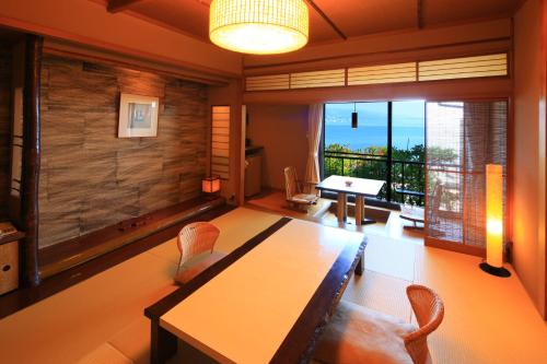 热海Taiseikan的一间设有桌子的海景用餐室
