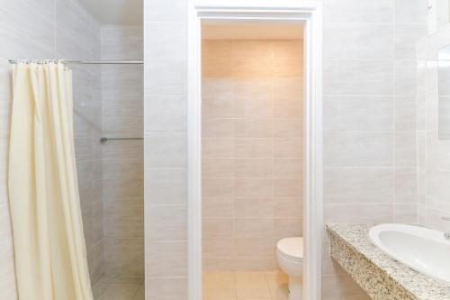 珀斯Platinum Motel的带淋浴、卫生间和盥洗盆的浴室