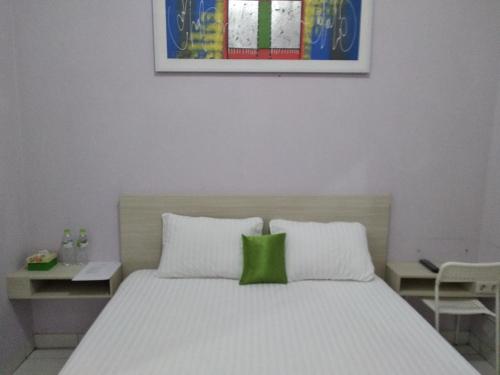 Cibuburde' GREEN Cibubur的一间卧室配有一张带绿色枕头的床
