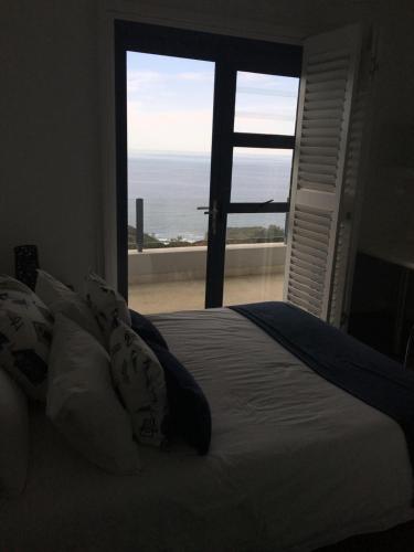 莫塞尔湾Tranquillo的一间卧室配有一张床,享有海景