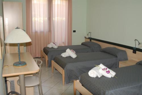 罗索利纳格兰三角洲酒店的酒店客房,配有三张床和毛巾