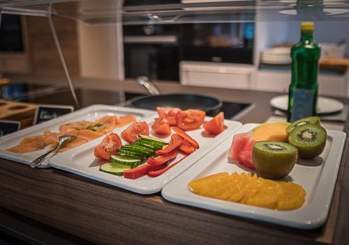 埃尔察赫Hotel Restaurant Kochschule Rössle的桌上一盘带水果和蔬菜的食物