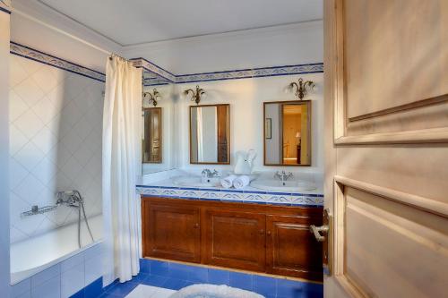 DhafnésCastello Villa Daphnes - Private Pool & Whirlpool的浴室配有2个盥洗盆、浴缸和淋浴。