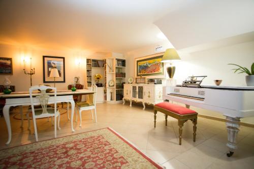 法鲁Opus One Luxury Guest House & Wine的客厅配有桌子和白色钢琴