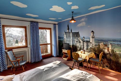 巴特海尔布伦兆博卡比奈特旅馆的卧室的墙上挂有城堡壁画