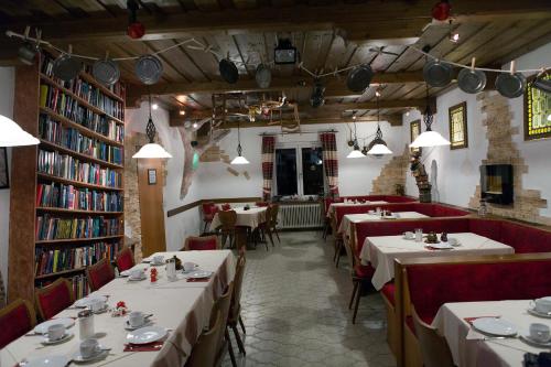 巴特海尔布伦兆博卡比奈特旅馆的图书馆内带桌椅的餐厅
