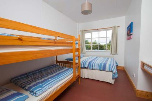 丁格尔Rainbow hostel的一间卧室设有两张双层床和一扇窗户。
