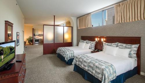 蒙特利尔菲利普斯乐广场及套房酒店的酒店客房设有两张床和一台平面电视。