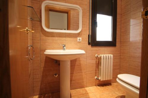 兰索尔Pont de Toneta 6,1 Atico Duplex, Ransol, Zona Grandvalira的一间带水槽、镜子和卫生间的浴室