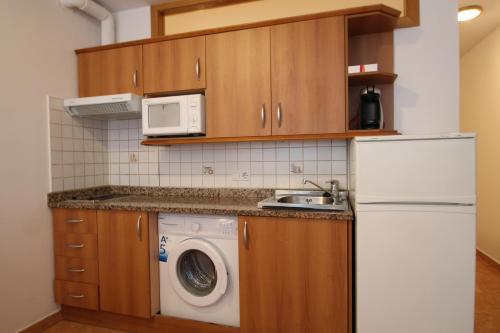 兰索尔Pont de Toneta 1,1 Ransol, Zona Grandvalira的厨房配有白色冰箱和洗衣机。