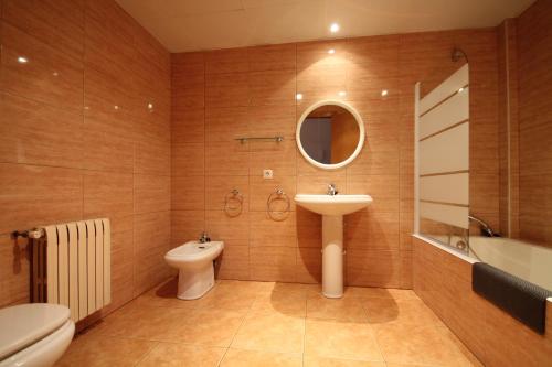 兰索尔Pont de Toneta 1,4 Ransol, Zona Grandvalira的浴室配有盥洗盆、卫生间和浴缸。