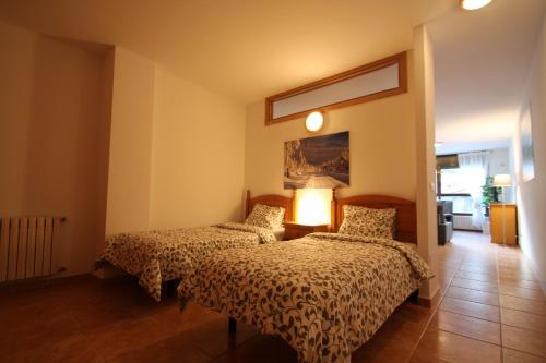 兰索尔Pont de Toneta 1,6 Ransol, Zona Grandvalira的一间卧室配有两张床和一盏灯