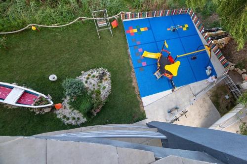艾福雷诺德Hotel Vis的庭院内一套游戏的空中景观