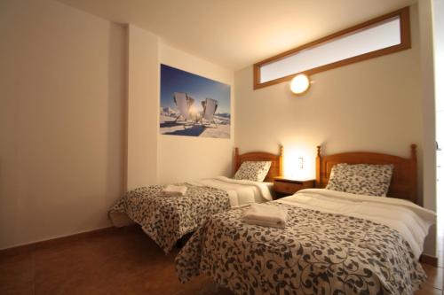 兰索尔Pont de Toneta 2,6 Ransol, Zona Grandvalira的一间设有两张床的客房,墙上挂着一张照片