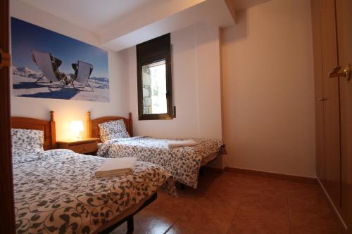 兰索尔Pont de Toneta 3,1 Ransol, Zona Grandvalira的一间卧室设有两张床和窗户。