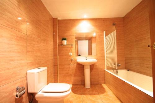 兰索尔Pont de Toneta 3,2 Ransol, Zona Grandvalira的浴室配有卫生间、盥洗盆和浴缸。
