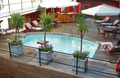 开普敦开普敦城市旅馆的游轮甲板上的游泳池