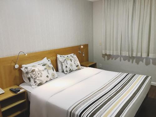 莫日-达斯克鲁济斯马尔萨拉公寓式酒店的卧室配有一张带两个枕头的大白色床