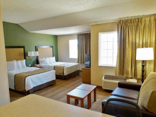 玛丽湖Extended Stay America Select Suites - Orlando - Lake Mary - 1040 Greenwood Blvd的酒店客房,设有两张床和一张沙发