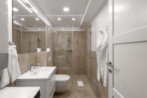 耶德库安特"Comfort Stay" - Juodkrante的浴室配有卫生间水槽和淋浴。