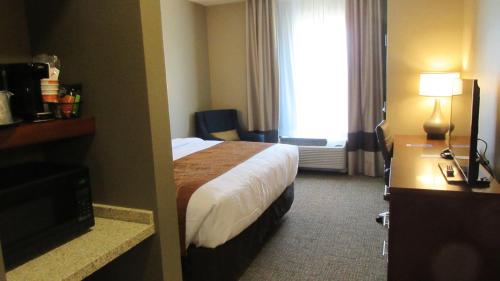 博伊西Comfort Inn & Suites Boise Airport的酒店客房设有床和窗户。