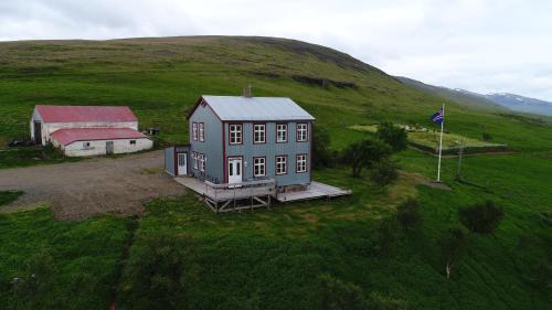 Sauðafell骚达费尔旅馆的田野房屋的空中景观