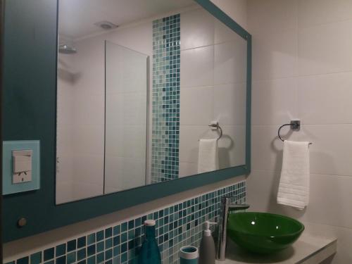 门多萨Departamento España的一间带绿色水槽和镜子的浴室