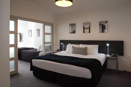315欧式汽车旅馆及服务公寓客房内的一张或多张床位