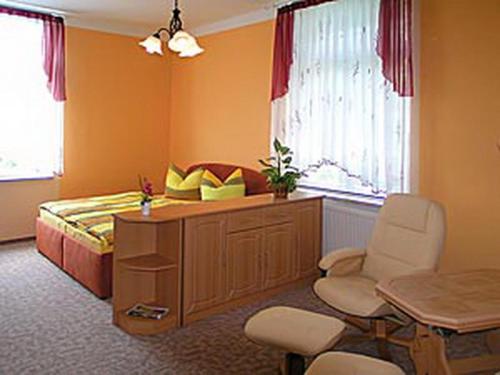 RathmannsdorfHaus Grüllich的卧室配有一张床和一张桌子及椅子