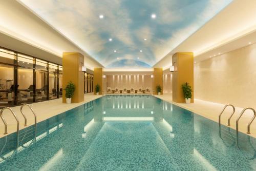 重庆重庆悦来温德姆酒店的一座带天花板的酒店游泳池
