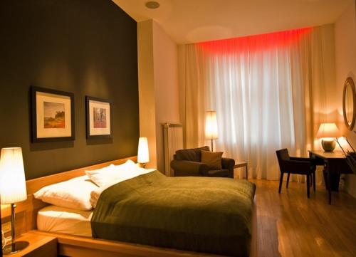 奥拉迪亚Ivana Apart Hotel的一间卧室配有一张床、一把椅子和一张书桌