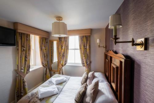 兰卡斯特马车与骏马酒店的一间卧室设有一张床和一个窗口